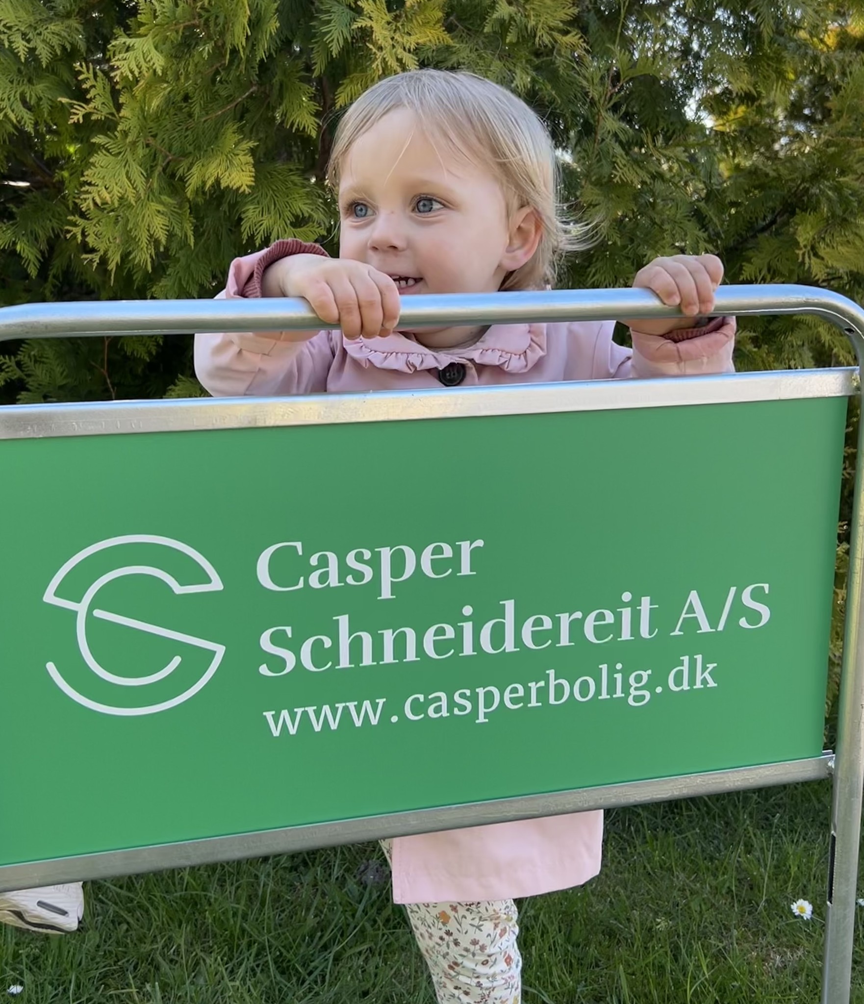 Skilt med Casper Schneidereit A/S