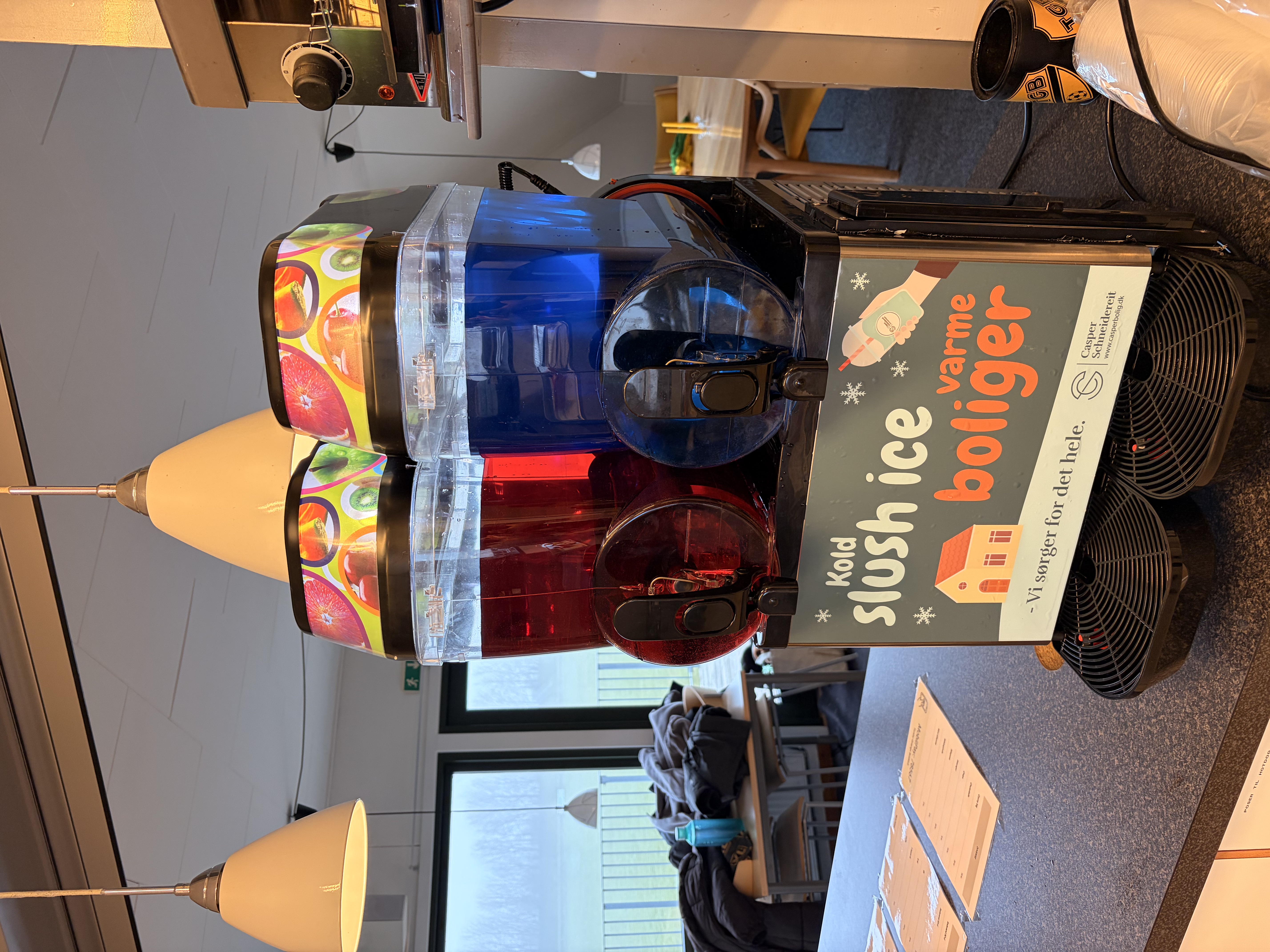 Slush ice maskine med røde og blå kamre