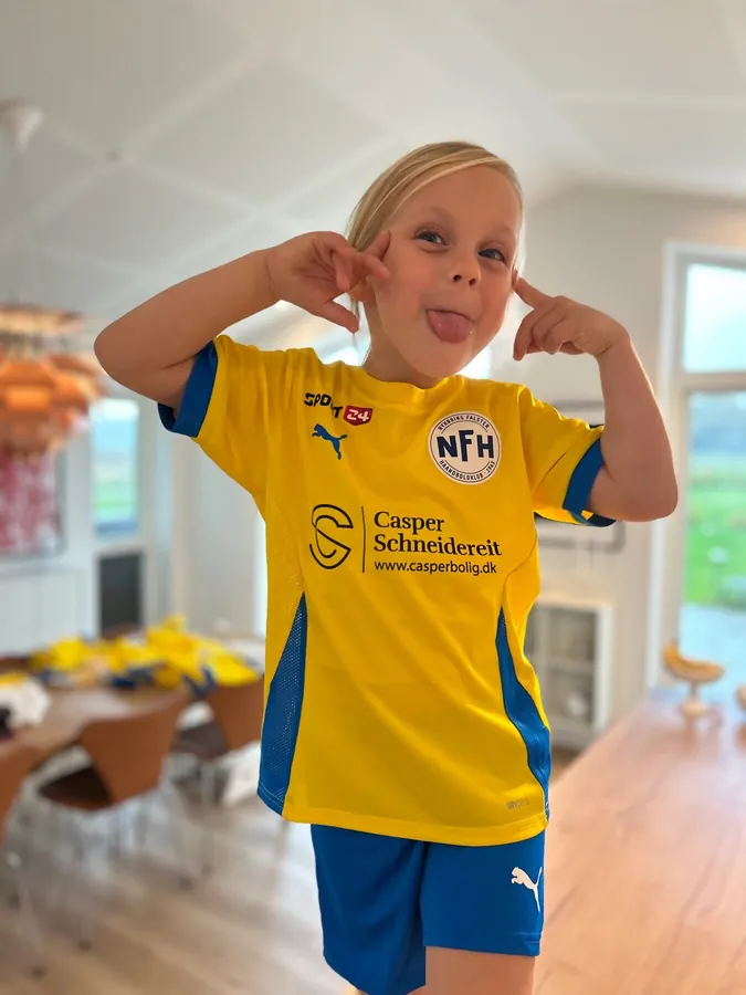 Ungdomsspiller i NFH-trøje med Casper Schneidereit-logo